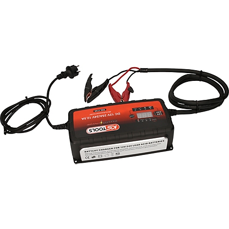 Schwarzes Batterieladegerät mit roten und schwarzen Kabeln und Klemmen. Auf dem Ladegerät ist ein Bildschirm und Text zu sehen.